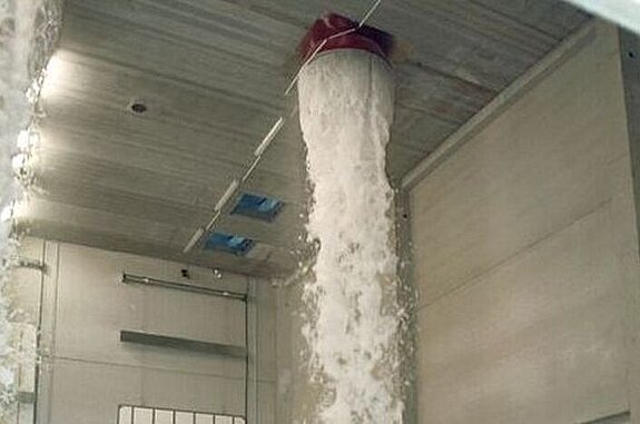 Schaum wird aus einer Deckenanlage herausgespritzt