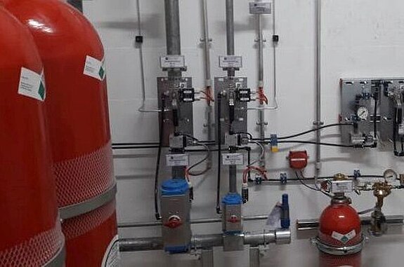 Gas cylinders and supply lines