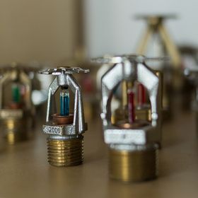 Das Grundprinzip der Sprinkleranlagen sind die Löschdüsen.