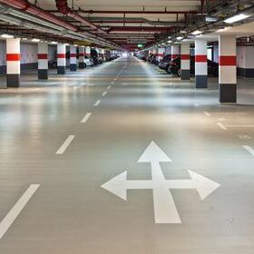 Eine Sprinkler-Trockenanlage  einer Tiefgarage mit Richtungspfeilen auf dem Boden