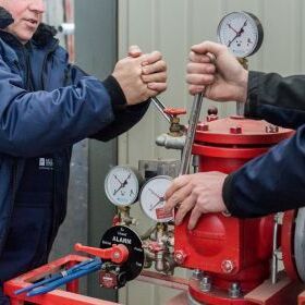 Zwei Monteure bei der Arbeit