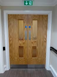 Fitter with yellow protective vest